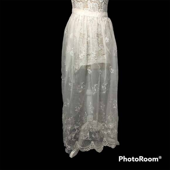 American Vintage tulle skirt embroidered 3D flowers scalloped hem size medium - Picture 6 of 12